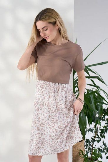 Стильное платье для беременных и кормящих с трикотажным топом цвета капучино