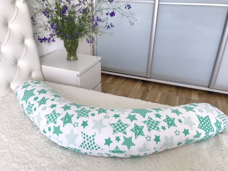 Зеленые подушки на бежевом диване